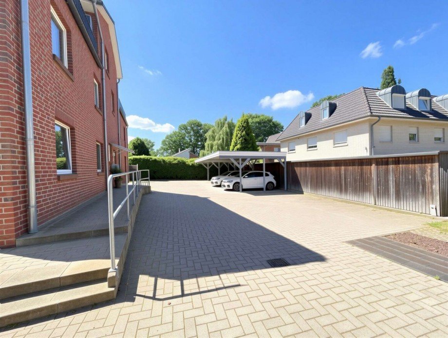 Hof vor dem Haus mit Carports Penthousewohnung Hude