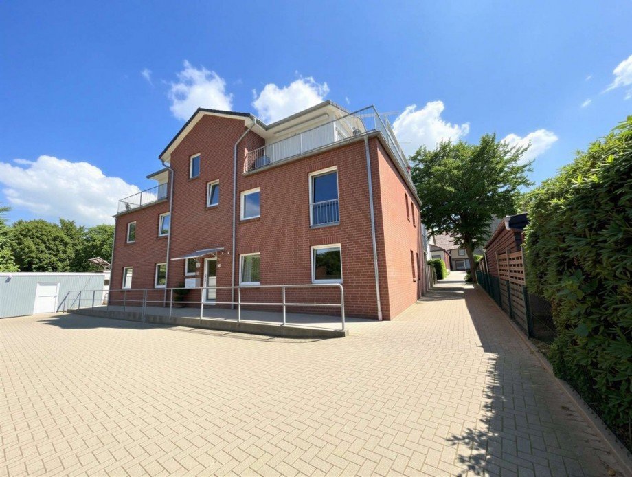 Vorderansicht mit Zufahrt Penthousewohnung Hude