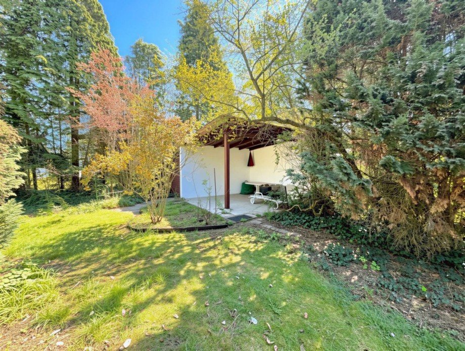 Freisitz und Abstellraum im Garten Doppelhaush�lfte Bremen