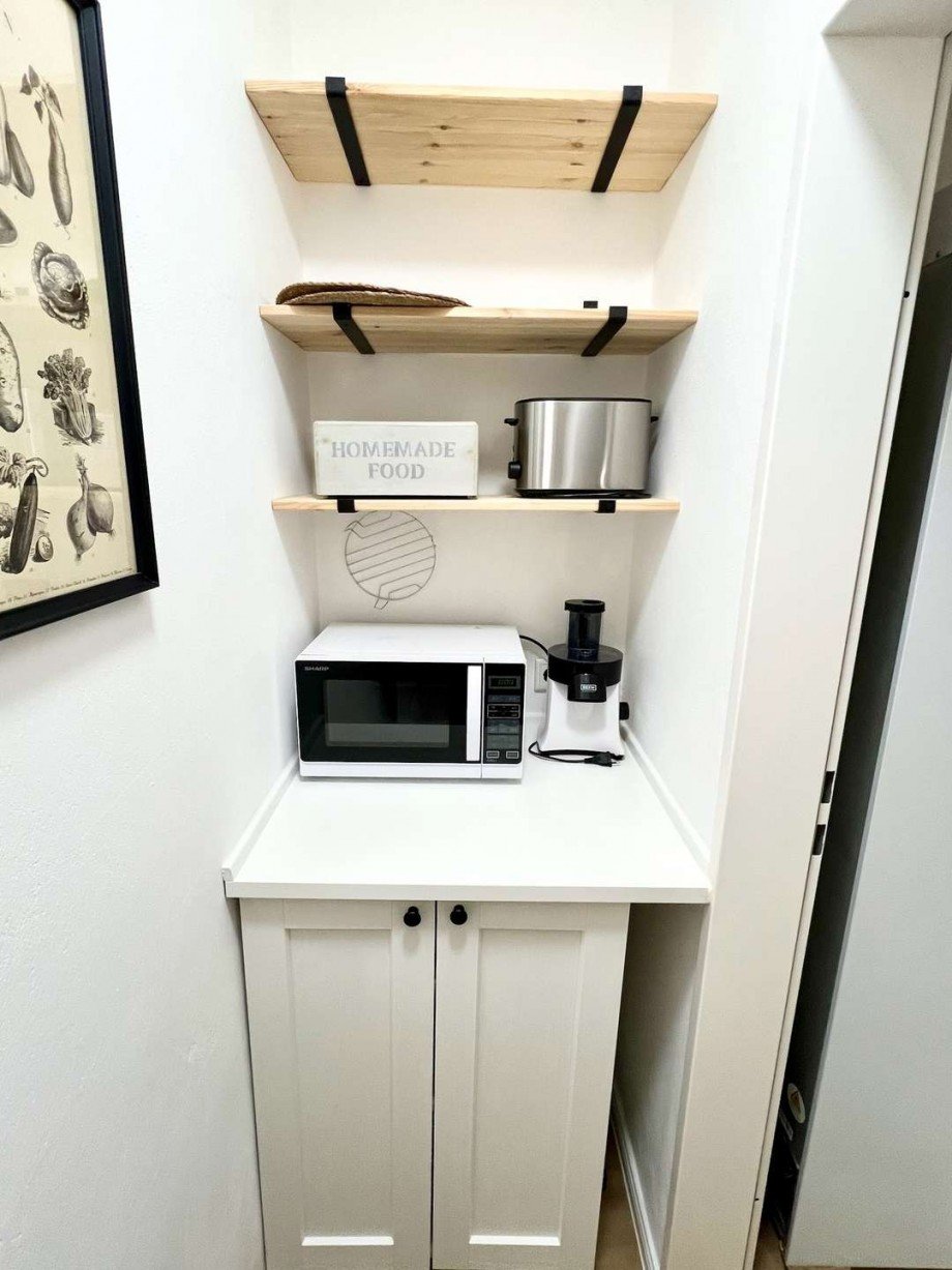 Pantry mit Mikrowelle und Stauraum Haus Bremen